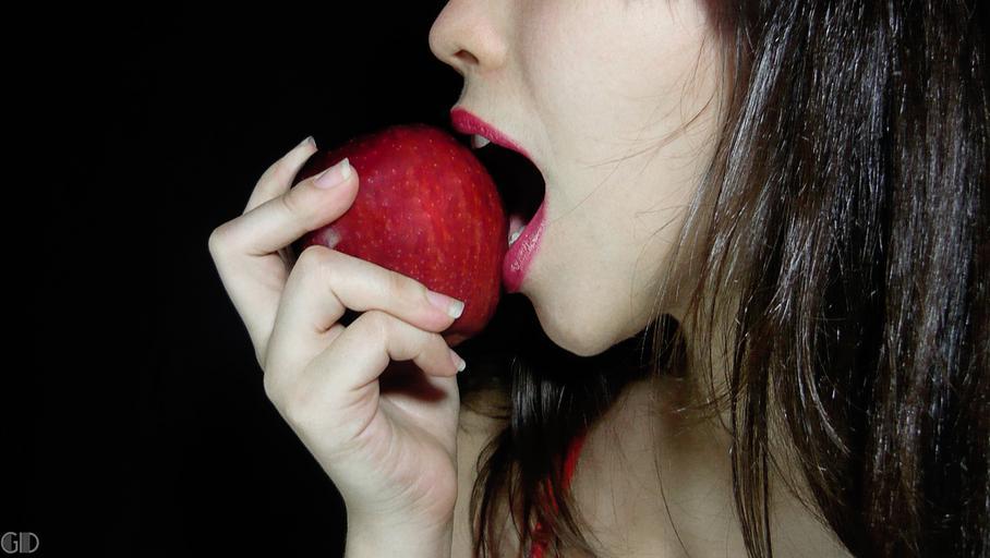dívka v jablkem